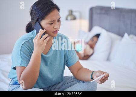 Covid, mère et appel dans la chambre avec téléphone pour la communication avec le médecin pour les soins de santé de l'enfant. Maman philippine inquiète, inquiète et stressée Banque D'Images