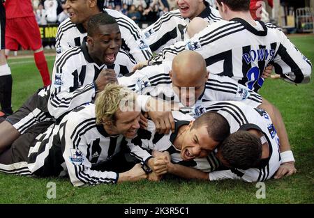 Alessandro Nivola, Kuno Becker et Jean-Alain Boumsong film: But! (2005) personnages : Gavin Harris, Santiago Munez et Directeur : Danny Cannon 08 septembre 2005 **AVERTISSEMENT** cette photographie est destinée à un usage éditorial exclusif et est protégée par les droits d'auteur de DISNEY et/ou du photographe attribué par la Société de film ou de production et ne peut être reproduite que par des publications dans le cadre de la promotion du film ci-dessus. Un crédit obligatoire pour DISNEY est requis. Le photographe doit également être crédité lorsqu'il est connu. Aucune utilisation commerciale ne peut être accordée sans l'autorisation écrite de la Société du film. Banque D'Images