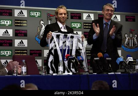 Alessandro Nivola et Marcel Iures film: But! (2005) personnages : Gavin Harris et Erik Dornhelm Directeur : Danny Cannon 08 septembre 2005 **AVERTISSEMENT** cette photographie est destinée à un usage éditorial exclusif et est protégée par les droits d'auteur de DISNEY et/ou du photographe attribué par la Société de film ou de production et ne peut être reproduite que par des publications dans le cadre de la promotion du film ci-dessus. Un crédit obligatoire pour DISNEY est requis. Le photographe doit également être crédité lorsqu'il est connu. Aucune utilisation commerciale ne peut être accordée sans l'autorisation écrite de la Société du film. Banque D'Images