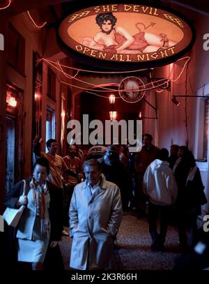 Amsterdam Red Light District Scene film: Hostel (USA/CZ/DE/ISL/SK 2005) Directeur: Eli Roth 17 septembre 2005 **AVERTISSEMENT** cette photographie est à usage éditorial exclusif et est le droit d'auteur du PROCHAIN DIVERTISSEMENT et/ou du photographe assigné par la Société de film ou de production et ne peut être reproduite que par des publications en conjonction avec la promotion du film ci-dessus. Un crédit obligatoire pour LE PROCHAIN DIVERTISSEMENT est requis. Le photographe doit également être crédité lorsqu'il est connu. Aucune utilisation commerciale ne peut être accordée sans l'autorisation écrite de la Société du film. Banque D'Images