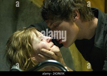 Elisha Cuthbert & Brian Van Holt film: House of Wax (USA/AUS 2005) personnages: Carly Jones & Bo Director: Jaume Collet-Serra 26 avril 2005 **AVERTISSEMENT** cette photographie est à usage éditorial exclusif et est protégée par les droits d'auteur de WARNER BROS. Et/ou du photographe attribué par la Société de film ou de production et ne peut être reproduite que par des publications dans le cadre de la promotion du film ci-dessus. Un crédit obligatoire pour WARNER BROS est requis. Le photographe doit également être crédité lorsqu'il est connu. Aucune utilisation commerciale ne peut être accordée sans l'autorisation écrite de la Société du film. Banque D'Images