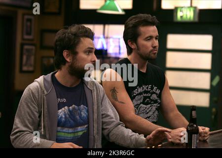 Charlie Day et Rob Mcelhenney Television: IT'S Always Sunny in Philadelphia (2005) personnages: Charlie Kelly, Mac Director: John Roberts 04 août 2005 **AVERTISSEMENT** cette photographie est destinée à un usage éditorial exclusif et est le droit d'auteur du RÉSEAU FX et/ou du photographe assigné par la Société de film ou de production et ne peut être reproduite que par des publications en conjonction avec la promotion du film ci-dessus. Un crédit obligatoire pour le RÉSEAU FX est requis. Le photographe doit également être crédité lorsqu'il est connu. Aucune utilisation commerciale ne peut être accordée sans l'autorisation écrite de la Société du film. Banque D'Images