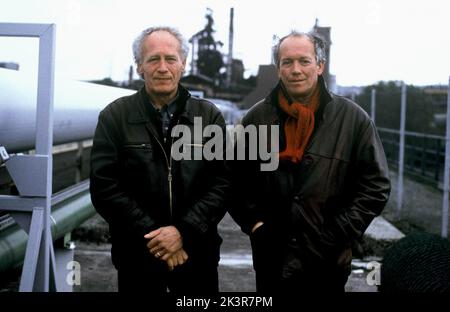 Jean-Pierre Dardenne et Luc Dardenne film : l'enfant (2005) Directeur : Jean-Pierre & Luc Dardenne 17 mai 2005 **AVERTISSEMENT** cette photographie est destinée à un usage éditorial exclusif et est protégée par les droits d'auteur des IMAGES SONY et/ou du photographe attribué par la société film ou production et ne peut être reproduite que par des publications dans le cadre de la promotion du film ci-dessus. Un crédit obligatoire pour SONY PICTURES est requis. Le photographe doit également être crédité lorsqu'il est connu. Aucune utilisation commerciale ne peut être accordée sans l'autorisation écrite de la Société du film. Banque D'Images