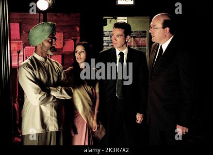 Duncan Bravo, Sheetal Sheth, John Tenney & John Carroll Lynch film: À la recherche de comédie dans le monde musulman (2005) personnages : Stage Manager, Maya, et Stewart Directeur : Albert Brooks 15 décembre 2005 **AVERTISSEMENT** cette photographie est destinée à un usage éditorial exclusif et est le copyright de WARNER INDÉPENDANT et/ou le photographe assigné par la Société de film ou de production et ne peut être reproduite que par des publications en conjonction avec la promotion du film ci-dessus. Un crédit obligatoire pour WARNER INDEPENDENT est requis. Le photographe doit également être crédité lorsqu'il est connu. Aucune utilisation commerciale ne peut être accordée Banque D'Images