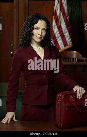 Bebe Neuwirth Television : Law & Order : Trial by jury (TV-Serie) USA 2005-2006, 03 mars 2005 **AVERTISSEMENT** cette photographie est destinée à un usage éditorial exclusif et est protégée par les droits d'auteur de NBC et/ou du photographe désigné par la Société du film ou de la production et ne peut être reproduite que par des publications dans le cadre de la promotion du film ci-dessus. Un crédit obligatoire pour NBC est requis. Le photographe doit également être crédité lorsqu'il est connu. Aucune utilisation commerciale ne peut être accordée sans l'autorisation écrite de la Société du film. Banque D'Images