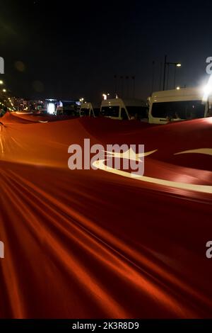 Izmir, Turquie - 9 septembre 2022: Personnes portant un énorme drapeau turc sur les célébrations de la journée de la liberté Izmir à Izmir Konak Turquie Banque D'Images