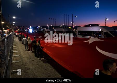 Izmir, Turquie - 9 septembre 2022: Personnes portant un énorme drapeau turc sur les célébrations de la journée de la liberté Izmir à Izmir Konak Turquie Banque D'Images