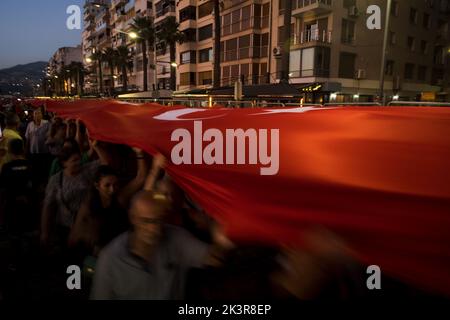 Izmir, Turquie - 9 septembre 2022: Personnes portant un énorme drapeau turc sur les célébrations de la journée de la liberté Izmir à Izmir Konak Turquie Banque D'Images