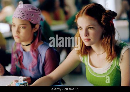 Kelly Vitz & Danielle Panabaker film: Sky High (USA 2005) personnages: Magenta & Layla Williams Directeur: Mike Mitchell 24 juillet 2005 **AVERTISSEMENT** cette photographie est destinée à un usage éditorial exclusif et est protégée par les droits d'auteur de WALT DISNEY PICTURES et/ou du photographe attribué par la Société de film ou de production et ne peut être reproduite que par des publications dans le cadre de la promotion du film ci-dessus. Un crédit obligatoire pour LES IMAGES DE WALT DISNEY est requis. Le photographe doit également être crédité lorsqu'il est connu. Aucune utilisation commerciale ne peut être accordée sans l'autorisation écrite de la Société du film. Banque D'Images