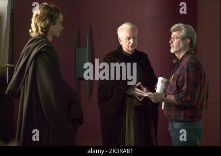Hayden Christensen, Ian McDiarmid & George Lucas film: Star Wars: Episode III - Revenge of the Sith (USA 2005) personnages: Anakin Skywalker, Chancelier suprême Palpatine, Baron Papanoida Directeur: George Lucas 15 mai 2005 **AVERTISSEMENT** cette photographie est à usage éditorial exclusif et est le droit d'auteur de LUCASFILM et/ou le photographe assigné par la Société de film ou de production et ne peut être reproduite que par des publications dans le cadre de la promotion du film ci-dessus. Un crédit obligatoire pour LUCASFILM est requis. Le photographe doit également être crédité lorsqu'il est connu. Aucune utilisation commerciale ne peut être g Banque D'Images