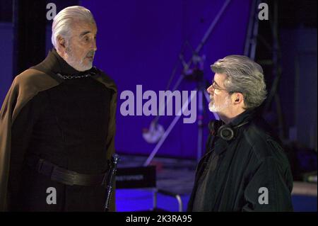 Christopher Lee & George Lucas film: Star Wars: Episode III - Revenge of the Sith (USA 2005) personnages: COUNT Dooku, Baron Papanoida Directeur: George Lucas 15 mai 2005 **AVERTISSEMENT** cette photographie est à usage éditorial exclusif et est le droit d'auteur de LUCASFILM et/ou le photographe assigné par la Société de film ou de production et ne peut être reproduite que par des publications dans le cadre de la promotion du film ci-dessus. Un crédit obligatoire pour LUCASFILM est requis. Le photographe doit également être crédité lorsqu'il est connu. Aucune utilisation commerciale ne peut être accordée sans l'autorisation écrite de film Compas Banque D'Images