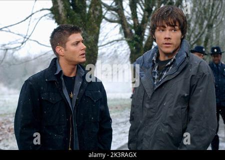 Jensen Ackles & Jared Padalecki télévision: Surnaturel : saison 1 (TV-série) personnages: Dean Winchester & Sam Winchester USA 2005-, / 1. Staffel, saison 1 13 septembre 2005 **AVERTISSEMENT** cette photo est à usage éditorial exclusif et est le copyright de WARNER BROS. TV et/ou le photographe désigné par la Société de film ou de production et ne peut être reproduit que par des publications en conjonction avec la promotion du film ci-dessus. Crédit obligatoire pour WARNER BROS. Un téléviseur est requis. Le photographe doit également être crédité lorsqu'il est connu. Aucune utilisation commerciale ne peut être accordée sans autorisation écrite f Banque D'Images