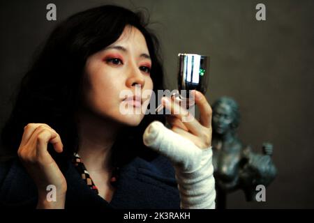 Yeong-AE Lee film: Sympathie pour Lady Vengeance; Chinjeolhan Geumjassi (KOR 2005) personnages: Geum-ja Lee Directeur: Chan-Wook Park 29 juillet 2005 **AVERTISSEMENT** cette photographie est destinée à un usage éditorial exclusif et est protégée par les droits d'auteur de CJ ENTERTAINMENT et/ou du photographe assigné par la Société de film ou de production et ne peut être reproduite que par des publications en conjonction avec la promotion du film ci-dessus. Un crédit obligatoire pour LES DIVERTISSEMENTS CJ est requis. Le photographe doit également être crédité lorsqu'il est connu. Aucune utilisation commerciale ne peut être accordée sans l'autorisation écrite de la Société du film. Banque D'Images