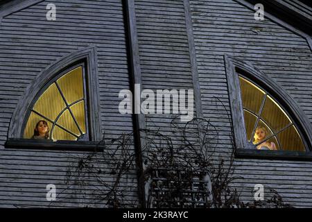 Isabel Conner & Chloe Moretz film: The Amityville Horror (2005) personnages: Jodie Defeo & Chelsea Lutz Directeur: Andrew Douglas 15 avril 2005 **AVERTISSEMENT** cette photographie est à usage éditorial exclusif et est le droit d'auteur de MGM et/ou du photographe attribué par la Société de film ou de production et ne peut être reproduite que par des publications en conjonction avec la promotion du film ci-dessus. Un crédit obligatoire pour MGM est requis. Le photographe doit également être crédité lorsqu'il est connu. Aucune utilisation commerciale ne peut être accordée sans l'autorisation écrite de la Société du film. Banque D'Images