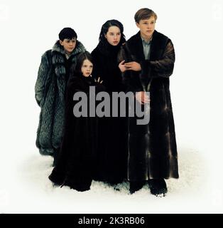 Skandar Keynes, Georgie Henley, Anna Popplewell & William Moseley film: The Chronicles of Narnia: The Lion, The Witch and the Warmoire (USA/UK 2005) personnages: Edmund Pevensie,Lucy Pevensie,Susan Pevensie & Peter Pevensie Directeur: Andrew Adamson 07 décembre 2005 **AVERTISSEMENT** cette photographie est destinée à un usage éditorial exclusif et est protégée par les droits d'auteur de WALT DISNEY PICTURES et/ou du photographe attribué par The film or production Company et ne peut être reproduite que par des publications en conjonction avec la promotion du film ci-dessus. Un crédit obligatoire pour LES IMAGES DE WALT DISNEY est requis. La photo Banque D'Images