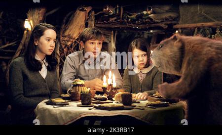 Anna Popplewell, William Moseley, Georgie Henley & Beaver film: The Chronicles of Narnia: The Lion, The Witch and the Wrank (USA/UK 2005) personnages: Susan Pevensie,Peter Pevensie,Lucy Pevensie & Director: Andrew Adamson 07 décembre 2005 **AVERTISSEMENT** cette photographie est destinée à un usage éditorial exclusif et est protégée par les droits d'auteur de WALT DISNEY PICTURES et/ou du photographe attribué par The film or production Company et ne peut être reproduite que par des publications en conjonction avec la promotion du film ci-dessus. Un crédit obligatoire pour LES IMAGES DE WALT DISNEY est requis. Le photographe doit également être un bon de crédit Banque D'Images