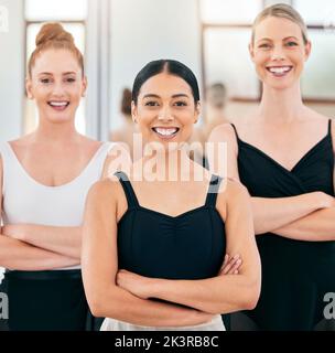 Heureux, les femmes et l'équipe de ballet avec le sourire, les bras croisés et la confiance pour le succès dans le bonheur de studio d'art ensemble. Portrait d'un groupe de confiance Banque D'Images