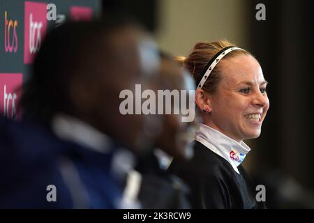 Charlotte Purdue (à droite), Judith Korir (à gauche) et Joyciline Jepkosgei lors d'une conférence de presse tenue à l'hôtel de Vere, devant le TCS London Marathon 2022, dimanche. Date de la photo: Mercredi 28 septembre 2022. Banque D'Images