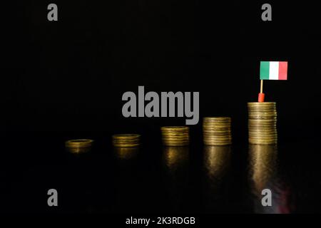 Italie concept de croissance économique, de reprise après crise financière et d'appréciation de la monnaie. Drapeau italien dans la pile croissante de pièces dans le dos noir foncé Banque D'Images