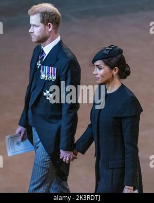Le prince Harry et Meghan Markle tiennent la main, duc et duchesse de Sussex, service pour l'arrivée du cercueil de la reine Elizabeth II au palais de Westminster Banque D'Images