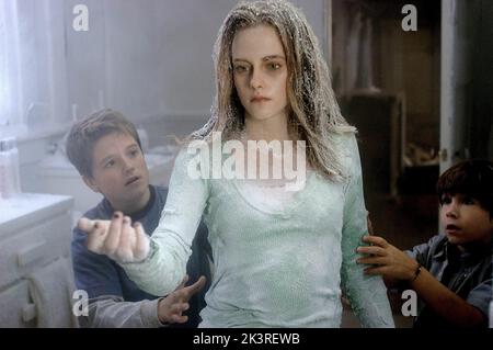 Josh Hutcherson, Kristen Stewart et Jonas Bobo film: Zathura (2005) personnages: Walter, Lisa & Danny Directeur: Jon Favreau 23 novembre 2005 **AVERTISSEMENT** cette photographie est destinée à un usage éditorial seulement et est le droit d'auteur de COLUMBIA PICTURES et/ou le photographe assigné par la Société de film ou de production et ne peut être reproduite que par des publications en conjonction avec la promotion du film ci-dessus. Un crédit obligatoire pour LES PHOTOS DE COLUMBIA est requis. Le photographe doit également être crédité lorsqu'il est connu. Aucune utilisation commerciale ne peut être accordée sans l'autorisation écrite de la Société du film. Banque D'Images