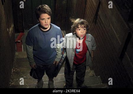 Josh Hutcherson & Jonah Bobo film: Zathura (2005) personnages: Walter & Danny Directeur: Jon Favreau 23 novembre 2005 **AVERTISSEMENT** cette photographie est destinée à un usage éditorial seulement et est le droit d'auteur de COLUMBIA PICTURES et/ou le photographe assigné par la Société de film ou de production et ne peut être reproduite que par des publications en conjonction avec la promotion du film ci-dessus. Un crédit obligatoire pour LES PHOTOS DE COLUMBIA est requis. Le photographe doit également être crédité lorsqu'il est connu. Aucune utilisation commerciale ne peut être accordée sans l'autorisation écrite de la Société du film. Banque D'Images