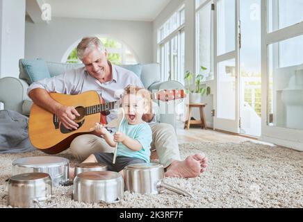 Batteur d'enfant avec grand-père, guitare et musique jouant avec batterie de pot dans le salon à la maison. Heureux, excité et sourire de garçon de collage et Banque D'Images