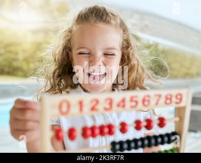 Apprendre les mathématiques, abacus sourire et fille étudiant avec l'outil pour l'aide, l'éducation facile à l'école et excité dans la salle de classe à la maternelle. Heureux, drôle et Banque D'Images