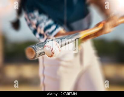 Joueur de base-ball, batte et balle pendant le swing pendant un match de sport, match ou entraînement à l'extérieur. Gros plan d'une femme en forme, athlète professionnel et mains de Banque D'Images