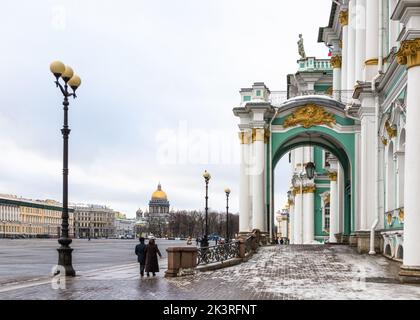 Vue vers la cathédrale Saint Isaac (Isaakievski Sobor) depuis la place du Palais (Dvortsovaya Ploshchad), Saint-Pétersbourg, Russie Banque D'Images