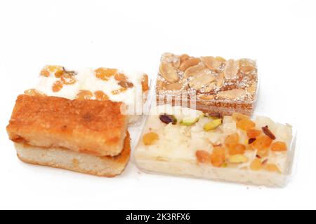 Divers bonbons de l'est de taffy avec des arachides, des raisins secs et de la noix de coco et bassima comme une célébration de l'anniversaire du prophète Mohamed en Egypte, arabe et Banque D'Images