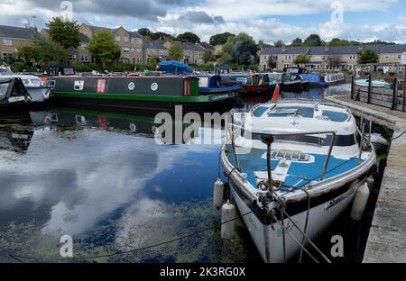 Port de plaisance d'Apperley Bridge sur le canal de Leeds Liverpool dans le Yorkshire. Banque D'Images