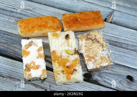 Divers bonbons de l'est de taffy avec des arachides, des raisins secs et de la noix de coco et bassima comme une célébration de l'anniversaire du prophète Mohamed en Egypte, arabe et Banque D'Images