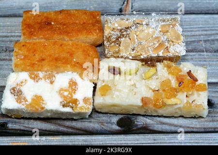 Divers bonbons de l'est de taffy avec des arachides, des raisins secs et de la noix de coco et bassima comme une célébration de l'anniversaire du prophète Mohamed en Egypte, arabe et Banque D'Images