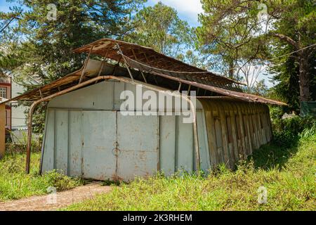 Vieux hangar de métal abandonné dans l'arrière-cour Banque D'Images