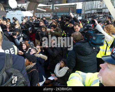 Photographes, journalistes et équipes vidéo des médias d'information lors d'une conférence de presse à Londres à la suite d'un incident. Banque D'Images