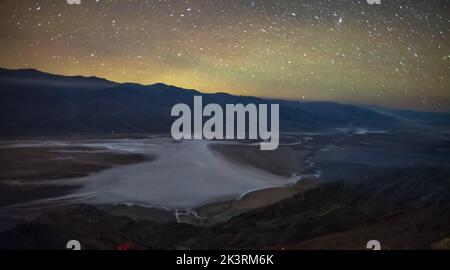 Temps de nuit et ciel sombre sur la Death Valley National Park Banque D'Images