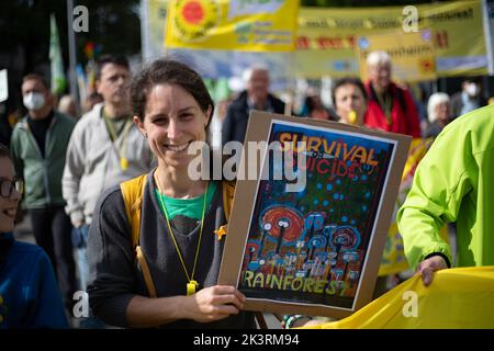 Teilnehmer*in mit Schild 'überleben oder Selbstmord, Regenwälder'. AM 23.9.2022 versammelten sich in München bis zu 10,000 Menschen, UM gemeinsam mit Fridays for future auf dem Globalen Klimastreik für Klimagerechtigkeit, den Ausbau der dezentralen erneuerbaren Energien, kostengünstigen ÖPNV und für ein 100 MRD. Euro Sondervermögen für gerechte Klimaschutzmaßnahmen und Krisenprävention zu demonstrieren. DAS devise des Großstreiks guerre wieder personnes à but non lucratif. -- participant avec signe 'Survive ou suicide, forêts tropicales'. Sur 23 septembre 2022, jusqu'à 10 000 personnes se sont rassemblées à Munich, Allemagne à p Banque D'Images