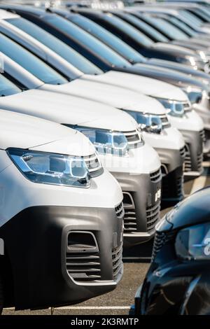 Vue rapprochée de l'avant des tout nouveaux panneaux blancs Citroën Berlingo alignés en rangée à l'extérieur dans un parking. Banque D'Images
