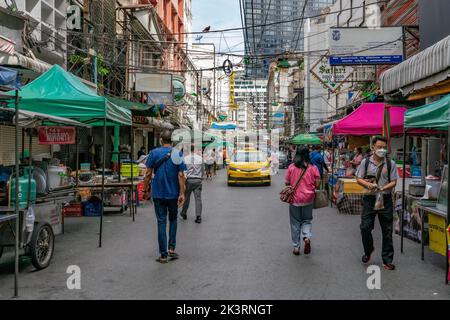 Patpong, pendant la journée, est un bazar de nourriture de rue en plein air. La nuit se transformera en vie nocturne et quartier rouge à Bangkok, en Thaïlande Banque D'Images