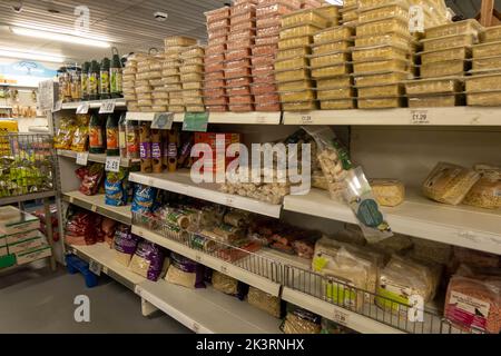 Vue sur la nourriture pour oiseaux sauvages à vendre sur une étagère dans un centre de jardin de Norfolk Banque D'Images