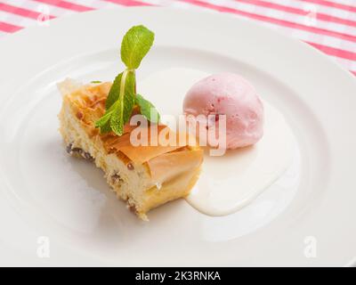 strudel au fromage cottage sucré et crème glacée à la fraise Banque D'Images