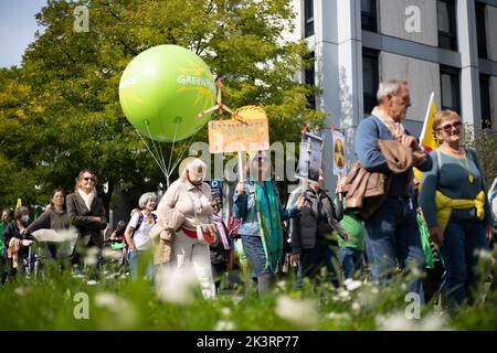 Teilnehmer*in mit Schild 'Erneuerbar Energien fördern statt vernichten'. AM 23.9.2022 versammelten sich in München bis zu 10,000 Menschen, UM gemeinsam mit Fridays for future auf dem Globalen Klimastreik für Klimagerechtigkeit, den Ausbau der dezentralen erneuerbaren Energien, kostengünstigen ÖPNV und für ein 100 MRD. Euro Sondervermögen für gerechte Klimaschutzmaßnahmen und Krisenprävention zu demonstrieren. DAS devise des Großstreiks guerre wieder personnes à but non lucratif. -- participant avec signe 'promouvoir les énergies renouvelables au lieu des détruire'. Sur 23 septembre 2022 jusqu'à 10 000 personnes ga Banque D'Images