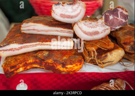 Certains types de viandes séchées sont exposés au Salone del Gusto à Turin Banque D'Images