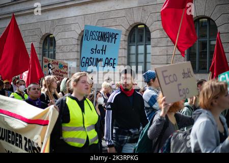 Teilnehmer*in mit Schild 'Klassenkampf statt Gagumlage'. AM 23.9.2022 versammelten sich in München bis zu 10,000 Menschen, UM gemeinsam mit Fridays for future auf dem Globalen Klimastreik für Klimagerechtigkeit, den Ausbau der dezentralen erneuerbaren Energien, kostengünstigen ÖPNV und für ein 100 MRD. Euro Sondervermögen für gerechte Klimaschutzmaßnahmen und Krisenprävention zu demonstrieren. DAS devise des Großstreiks guerre wieder personnes à but non lucratif. -- participant avec le signe 'lutte de classe au lieu de prélèvement d'essence'. Sur 23 septembre 2022, jusqu'à 10 000 personnes se sont rassemblées à Munich, en Allemagne, pour protester contre le tog Banque D'Images