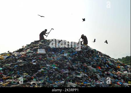 Sylhet, Bangladesh. 27th septembre 2022. Les ramasseurs collectent les déchets qui peuvent être réutilisés dans le dépotoir municipal, ces collecteurs mettent leur santé en danger en ne prenant pas les précautions appropriées pour ramasser les déchets. On 27 septembre 2022 à Sylhet, au Bangladesh. (Credit image: © MD Rafayat Haque Khan Eyepix G/eyepix via ZUMA Press Wire) Banque D'Images