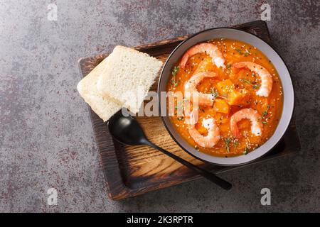 Soupe à la crème de citrouille biologique saine avec crevettes, graines de sésame et thym sur un plateau en bois sur la table. Vue horizontale du dessus Banque D'Images