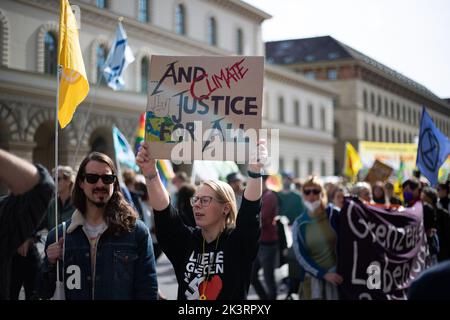 Teilnehmer*in mit Schild 'und Klimagerechtigkeit für alle'. AM 23.9.2022 versammelten sich in München bis zu 10,000 Menschen, UM gemeinsam mit Fridays for future auf dem Globalen Klimastreik für Klimagerechtigkeit, den Ausbau der dezentralen erneuerbaren Energien, kostengünstigen ÖPNV und für ein 100 MRD. Euro Sondervermögen für gerechte Klimaschutzmaßnahmen und Krisenprävention zu demonstrieren. DAS devise des Großstreiks guerre wieder personnes à but non lucratif. -- participant avec signe 'et justice climatique pour tous'. Sur 23 septembre 2022, jusqu'à 10 000 personnes se sont rassemblées à Munich, en Allemagne, pour protester contre le toge Banque D'Images