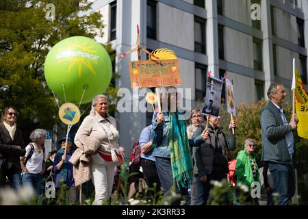 Teilnehmer*in mit Schild 'Erneuerbar Energien fördern statt vernichten'. AM 23.9.2022 versammelten sich in München bis zu 10,000 Menschen, UM gemeinsam mit Fridays for future auf dem Globalen Klimastreik für Klimagerechtigkeit, den Ausbau der dezentralen erneuerbaren Energien, kostengünstigen ÖPNV und für ein 100 MRD. Euro Sondervermögen für gerechte Klimaschutzmaßnahmen und Krisenprävention zu demonstrieren. DAS devise des Großstreiks guerre wieder personnes à but non lucratif. -- participant avec signe 'promouvoir les énergies renouvelables au lieu des détruire'. Sur 23 septembre 2022 jusqu'à 10 000 personnes ga Banque D'Images