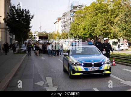 Démonstration de Polizeiauto vor der. AM 23.9.2022 versammelten sich in München bis zu 10,000 Menschen, UM gemeinsam mit Fridays for future auf dem Globalen Klimastreik für Klimagerechtigkeit, den Ausbau der dezentralen erneuerbaren Energien, kostengünstigen ÖPNV und für ein 100 MRD. Euro Sondervermögen für gerechte Klimaschutzmaßnahmen und Krisenprävention zu demonstrieren. DAS devise des Großstreiks guerre wieder personnes à but non lucratif. -- voiture de police devant la démonstration. Sur 23 septembre 2022, jusqu'à 10 000 personnes se sont rassemblées à Munich, en Allemagne pour protester ensemble avec les vendredis pour l'avenir de cl Banque D'Images